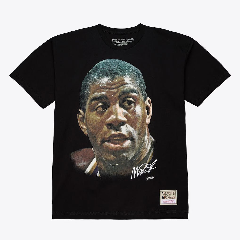 Mitchell and Ness Polera Big Face Tee Hombre Los Angeles Lakers Magic Johnson - NBA Store Chile