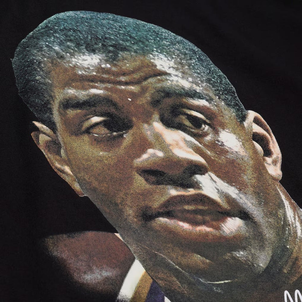 Mitchell and Ness Polera Big Face Tee Hombre Los Angeles Lakers Magic Johnson - NBA Store Chile