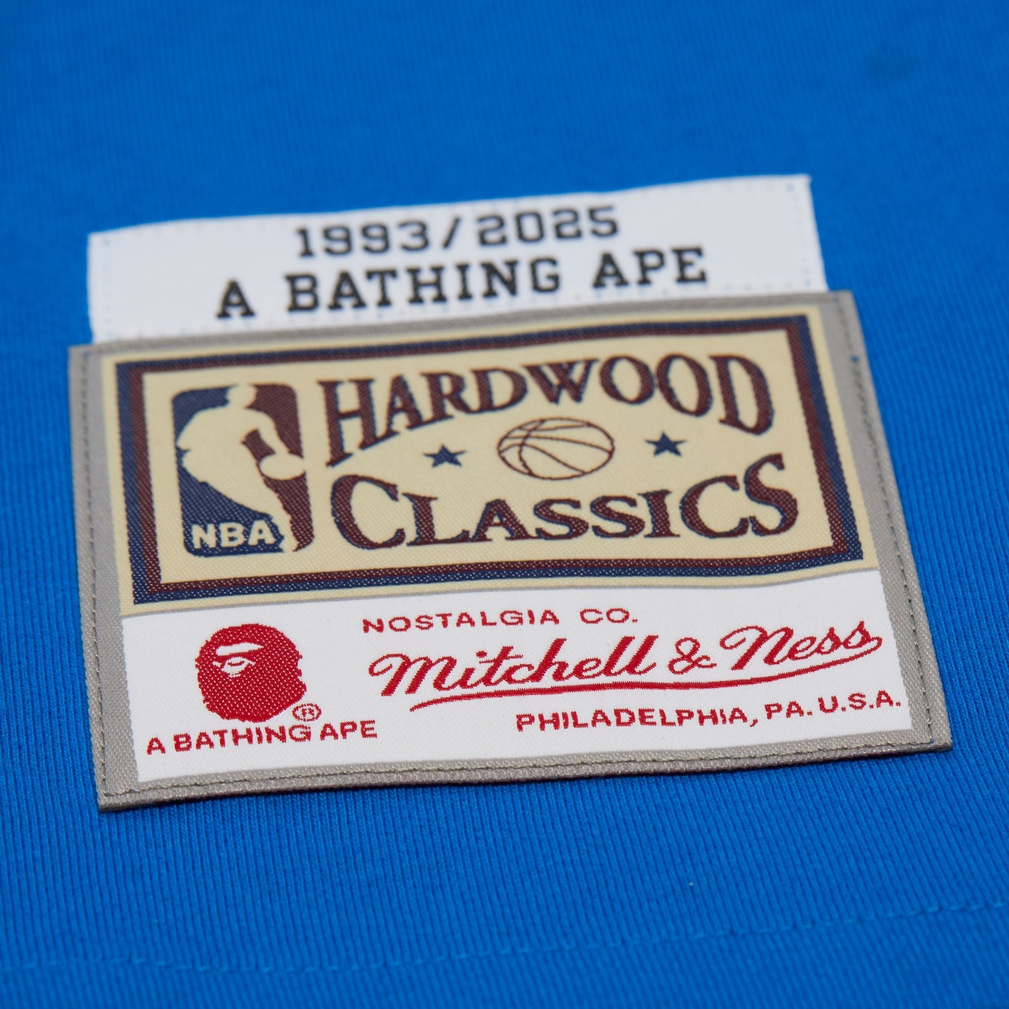 Mitchell And Ness Polera Hombre New York Knicks BAPE X M&N - NBA Store Chile
