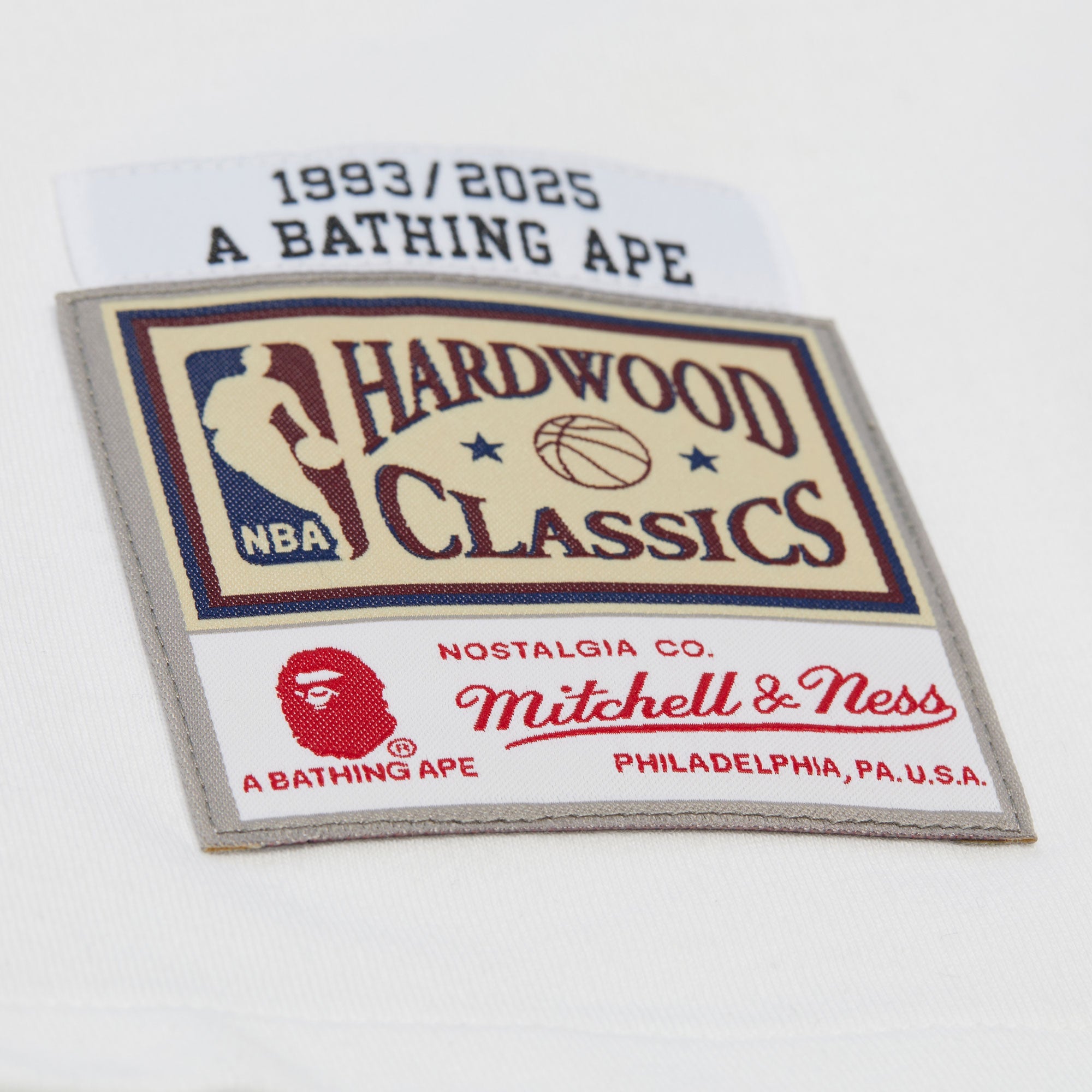 Mitchell And Ness Polera Hombre New York Knicks BAPE X M&N - NBA Store Chile